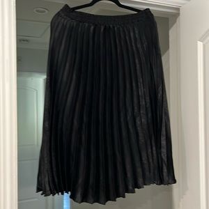 Black pleated skirt. Lands passes knee length